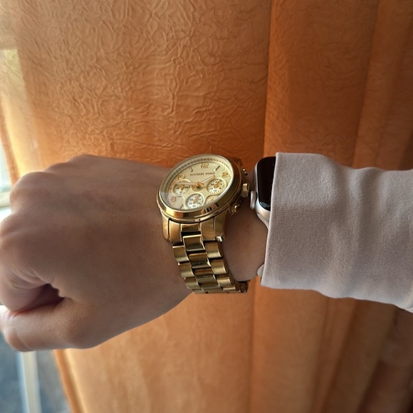 Michael kors women’s gold watch✨⏱️ - Picture 9 of 10
